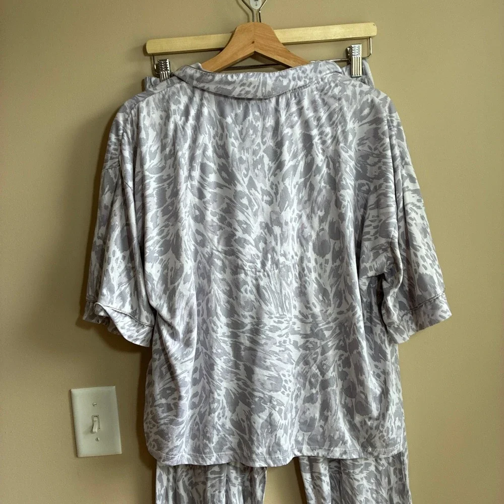 Nicole Miller Pajama Set M Gray White Womens Abstract Animal Print Stretch